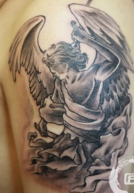 一款美丽的天使纹身图案