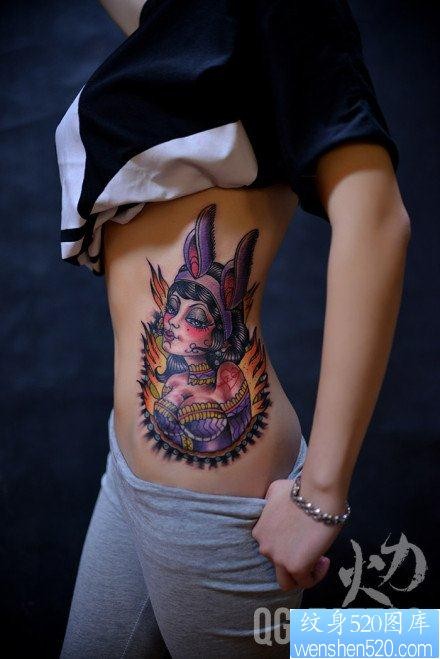 美女腰部漂亮的兔女郎纹身图片