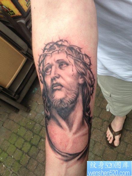 手臂流行经典的耶稣肖像纹身图片