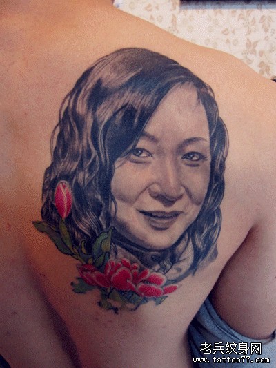 后背上的一张女性肖像纹身作品