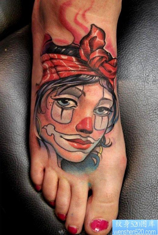 脚背上一张小丑肖像纹身图片
