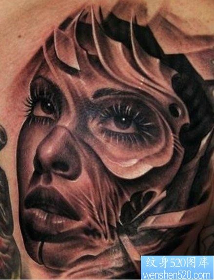 一张流行的欧美女性物纹身作品