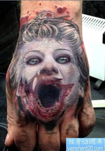 手背上一张小丑肖像纹身图片