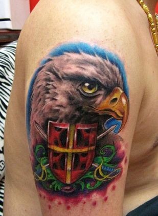 老鹰纹身图片：手臂老鹰头像纹身图案