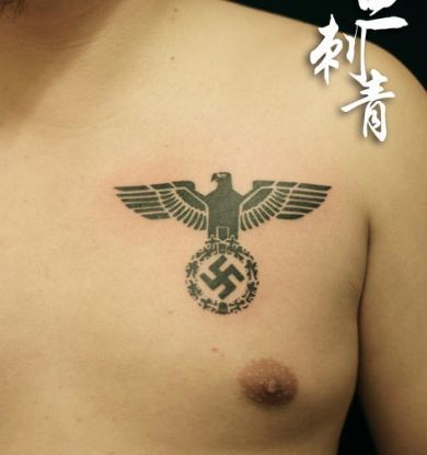 一张胸部图腾老鹰万字符纹身图片