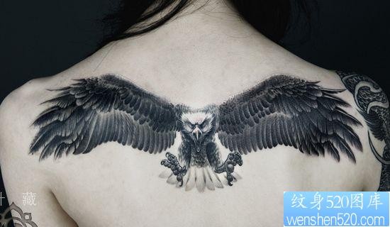 背部霸气的老鹰纹身图片