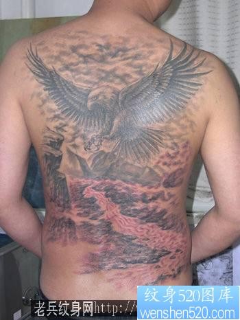 老鹰纹身图片：一张经典帅气满背老鹰纹身图案