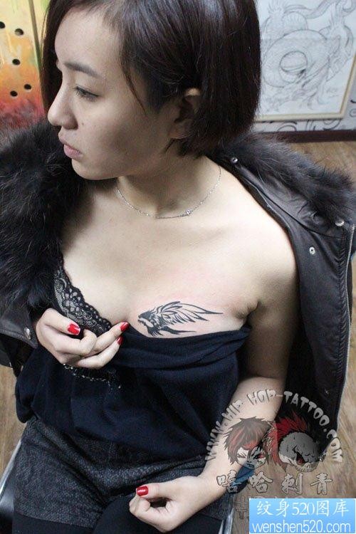 女人胸部经典的图腾老鹰纹身图片