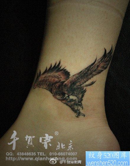 女人脚踝处小巧的老鹰纹身图片