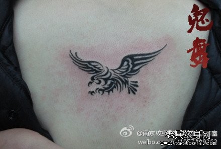 女人背部经典的图腾老鹰纹身图片
