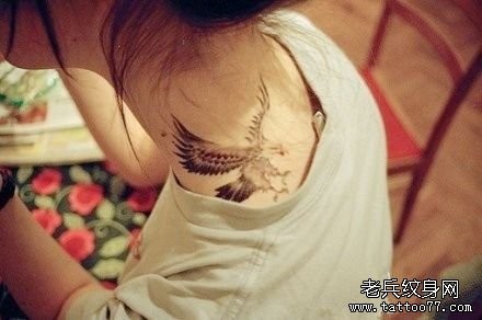 女孩子肩部帅气的老鹰纹身图片