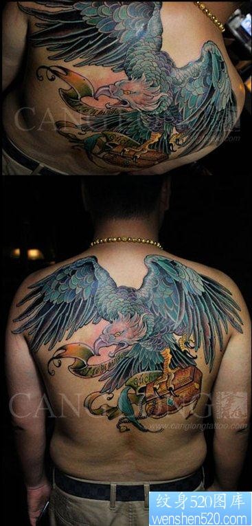 男生后背前卫很酷的一张彩色老鹰纹身图片