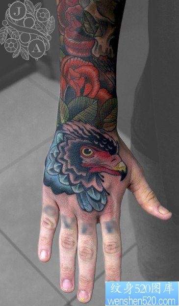 手背一张经典的鹰头纹身图片