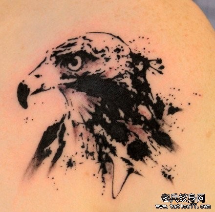 一张经典前卫的水墨老鹰纹身图片