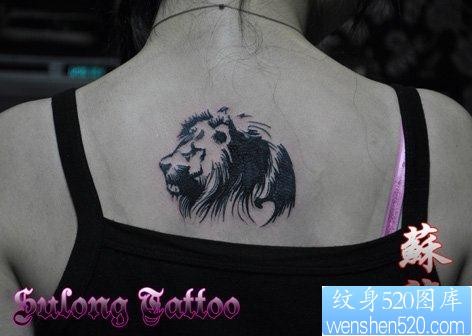 狮子纹身图片：美女背部图腾狮子纹身图案