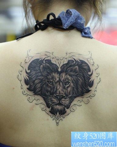 狮子纹身图片：另类流行美女背部爱心狮子狮子头纹身图案