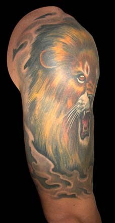 男生纹身图片—经典狮子半甲纹身图片