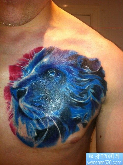 男生前胸经典流行的彩色狮头纹身图片