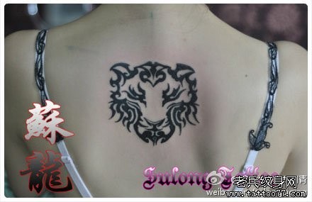美女背部图腾狮头纹身图片