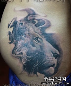 一张霸气的臀部狮头纹身图片