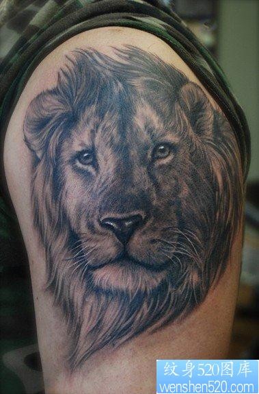 手臂超酷的狮头纹身图片
