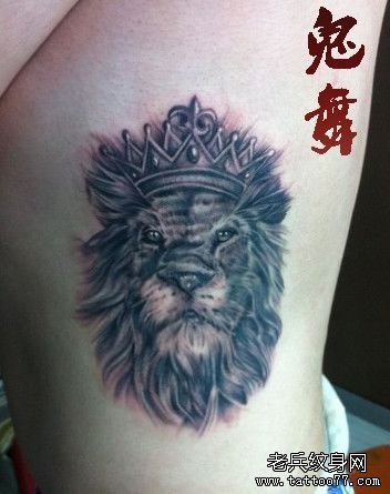 女人侧胸一张狮子王纹身图片