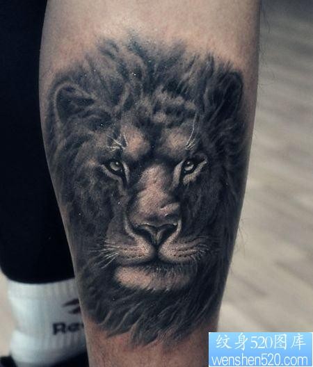 腿部霸气的一张狮头纹身图片