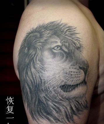 手臂黑灰狮头纹身图片