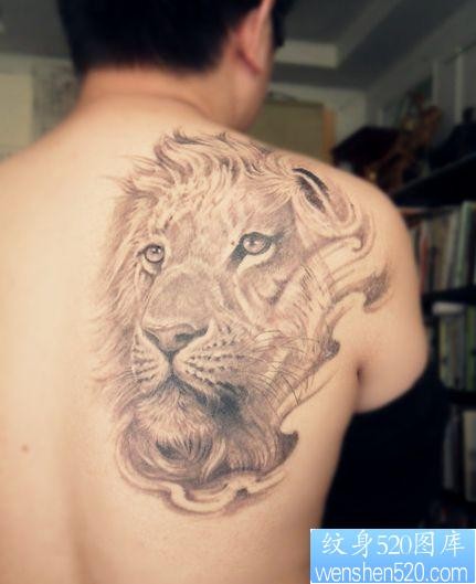 背部好看的狮头纹身图片