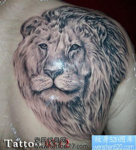 男生喜欢的背部狮头纹身图片