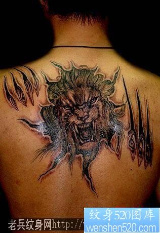 狮子纹身图片：背部撕皮狮子纹身图案
