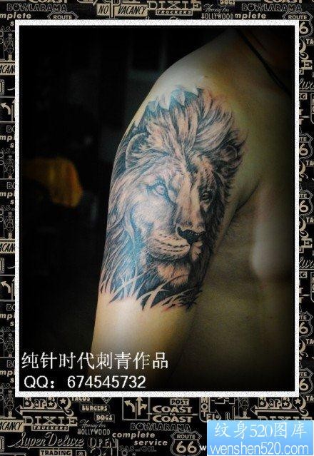 男性手臂流行很酷的黑白狮头纹身图片