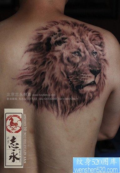 男生后背霸气超酷的狮头纹身图片