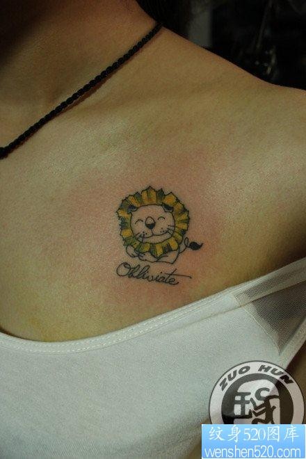 女人前胸前卫可爱的小狮子纹身图片