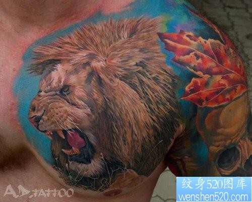 男生胸部霸气时尚的狮头纹身图片