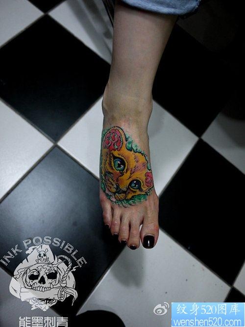 女人脚背可爱精美的狮子纹身图片