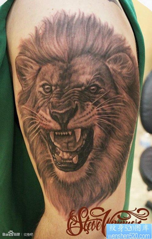 霸气经典的男生手臂狮头纹身图片