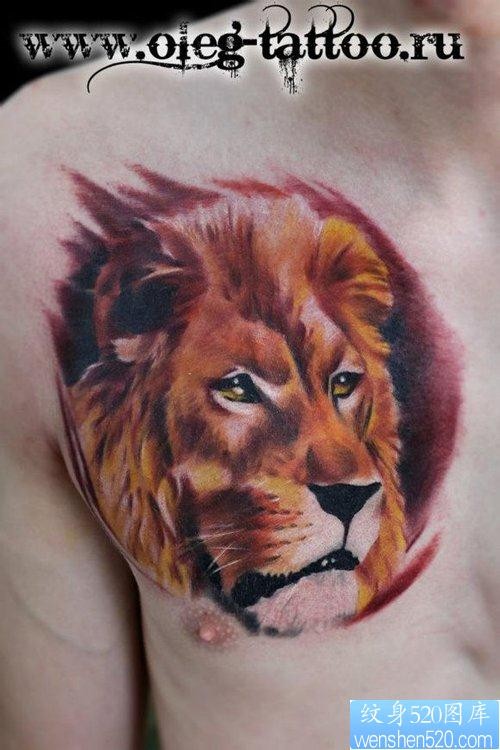 男生胸部超酷霸气的彩色狮头纹身图片