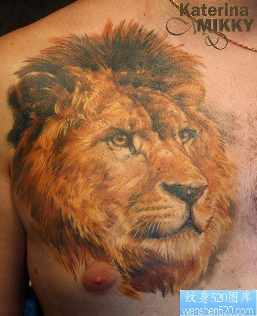 男生前胸超酷经典的狮头纹身图片