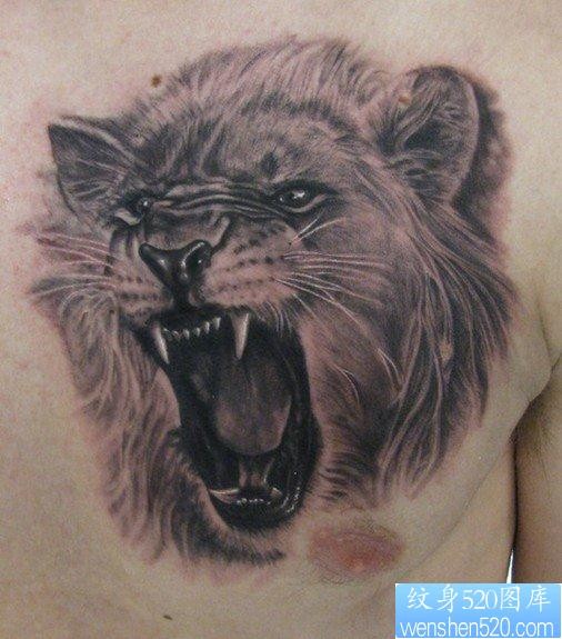 胸口上一张威猛的狮子头纹身图片