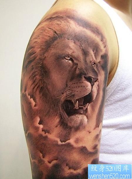 大臂上一款霸气的狮子纹身图片