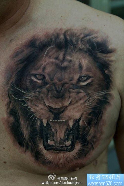 男生胸前超帅的黑白狮头纹身图片