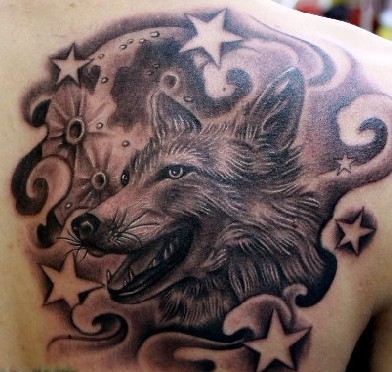 狼纹身作品：肩部狼五角星纹身图案