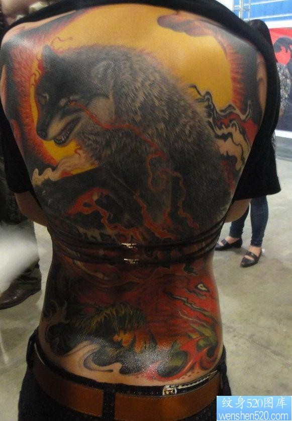 后背纹身作品：超帅气的满背彩色狼纹身作品作品（精品）