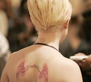 女性背部翅膀刺青