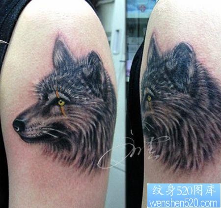 狼纹身作品：一幅潮流帅气手臂狼头纹身图案