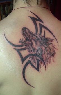 狼纹身作品：背部狼头狼纹身图案