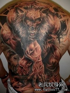 男生后背霸气超酷的狼人纹身作品