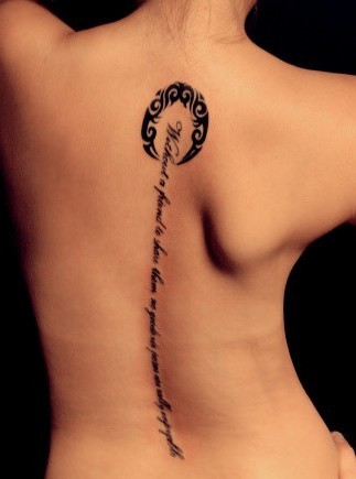 女性背部脊柱字符刺青