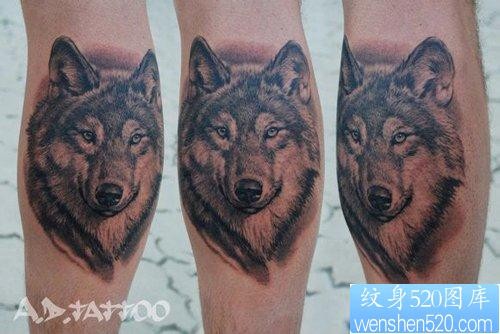 男生腿部超酷潮流的狼头纹身作品